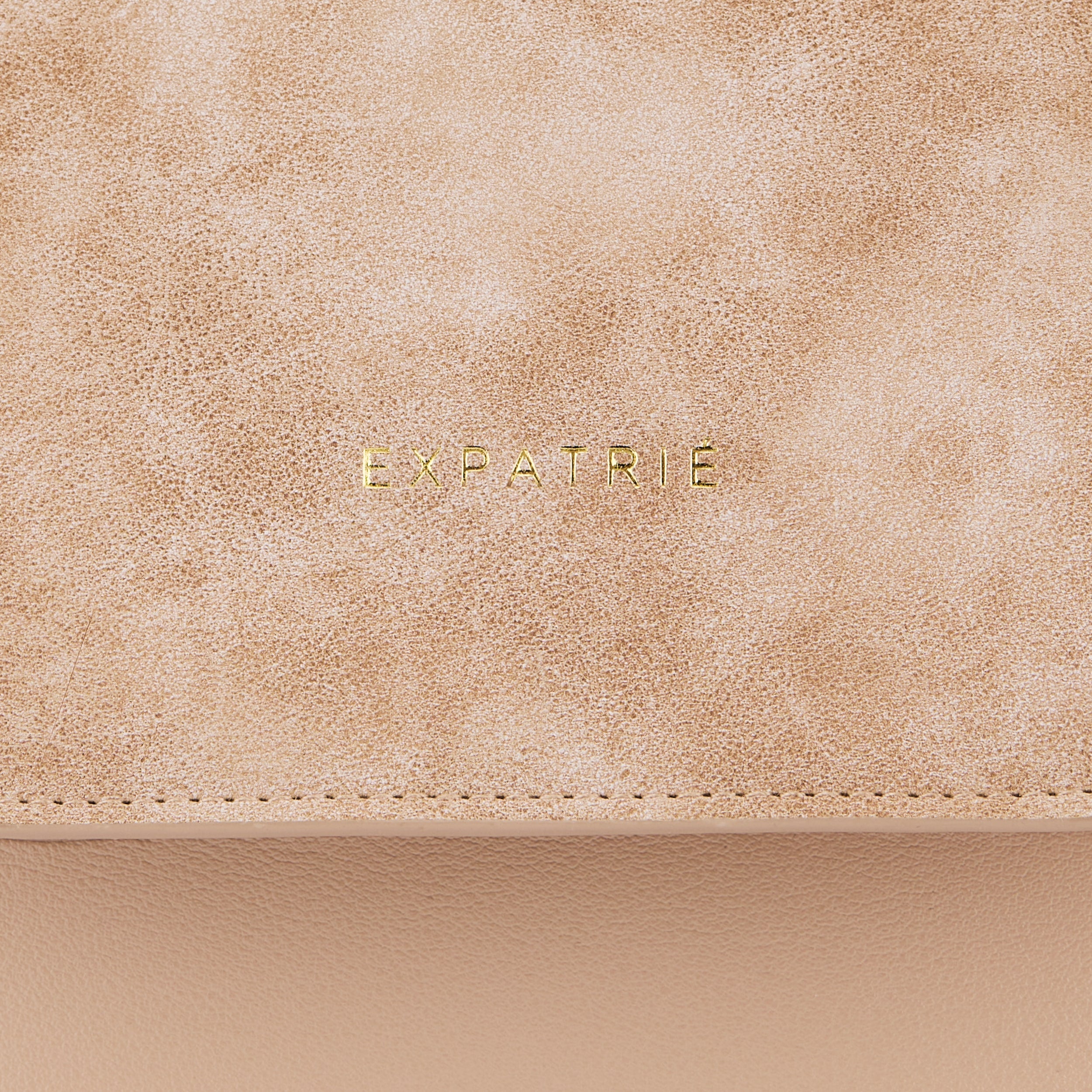 Beige Saddle Bag Louise Medium aus Leder mit geprägtem 'EXPATRIÉ' Logo