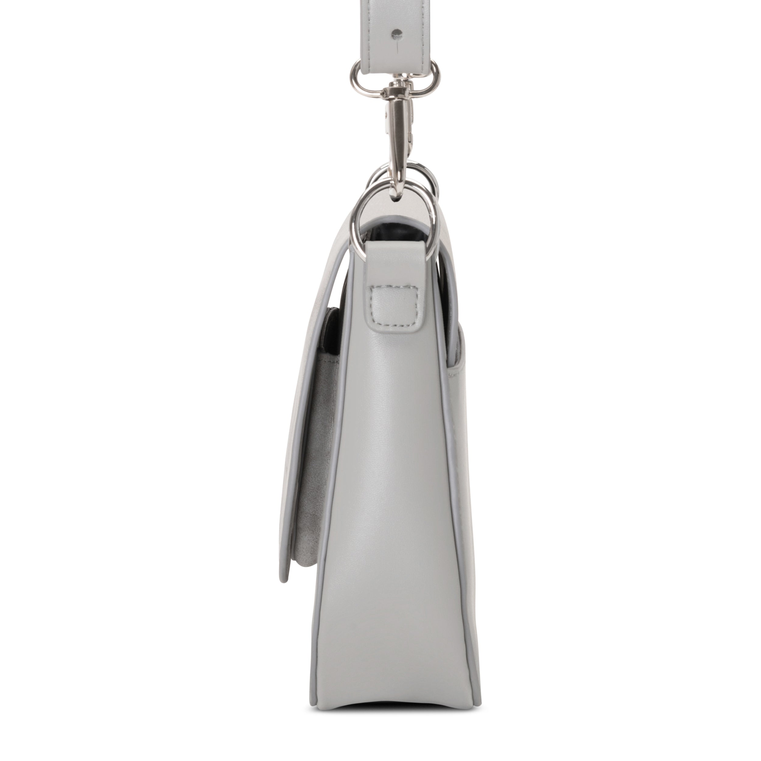 Seitenansicht der grauen Saddle Bag Louise Medium mit verstellbarem Schulterriemen und silbernen Metallringen