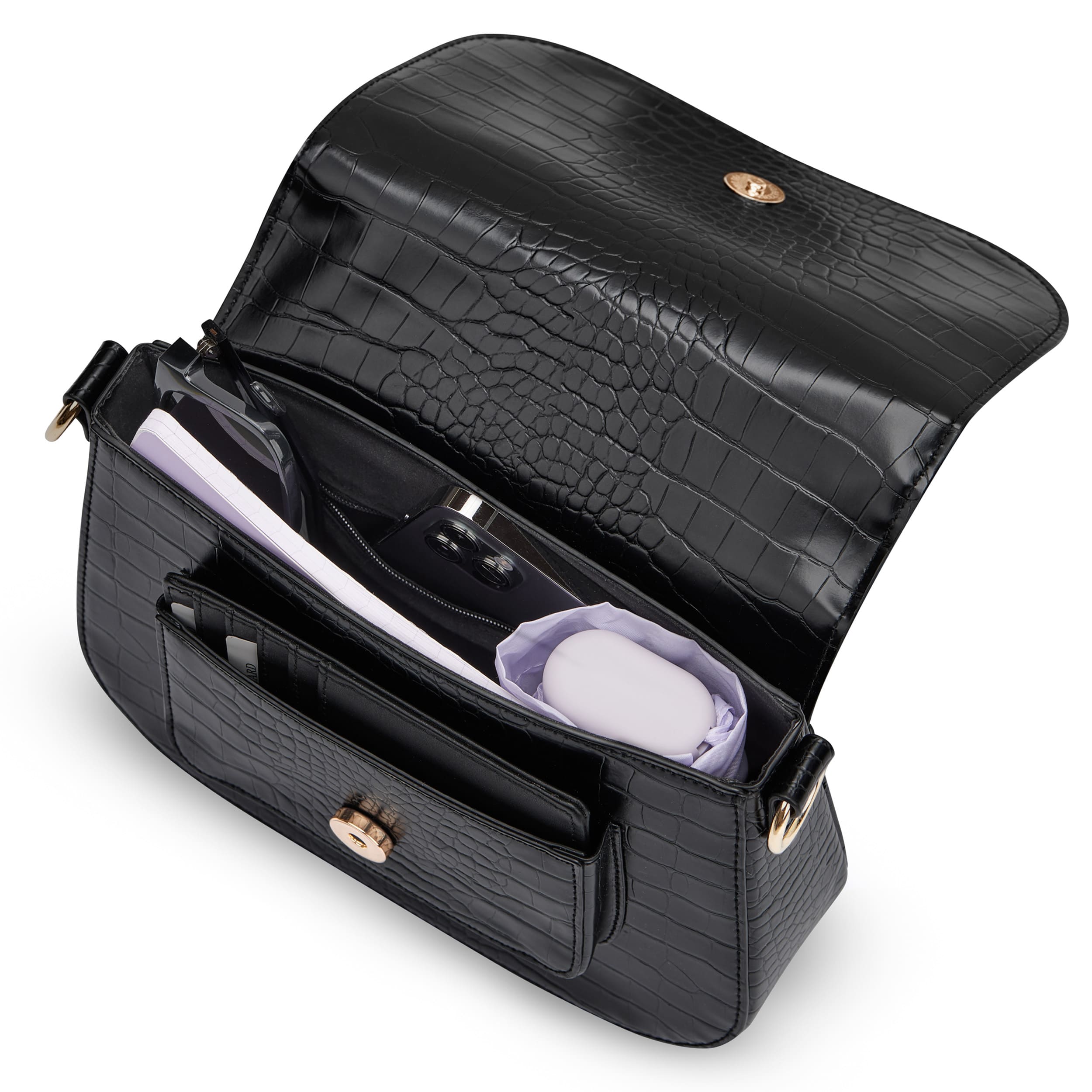 Schwarze Saddle Bag Louise Medium mit Krokodilstruktur, geöffnet, mit Brille, Handy und weißem Etui innen