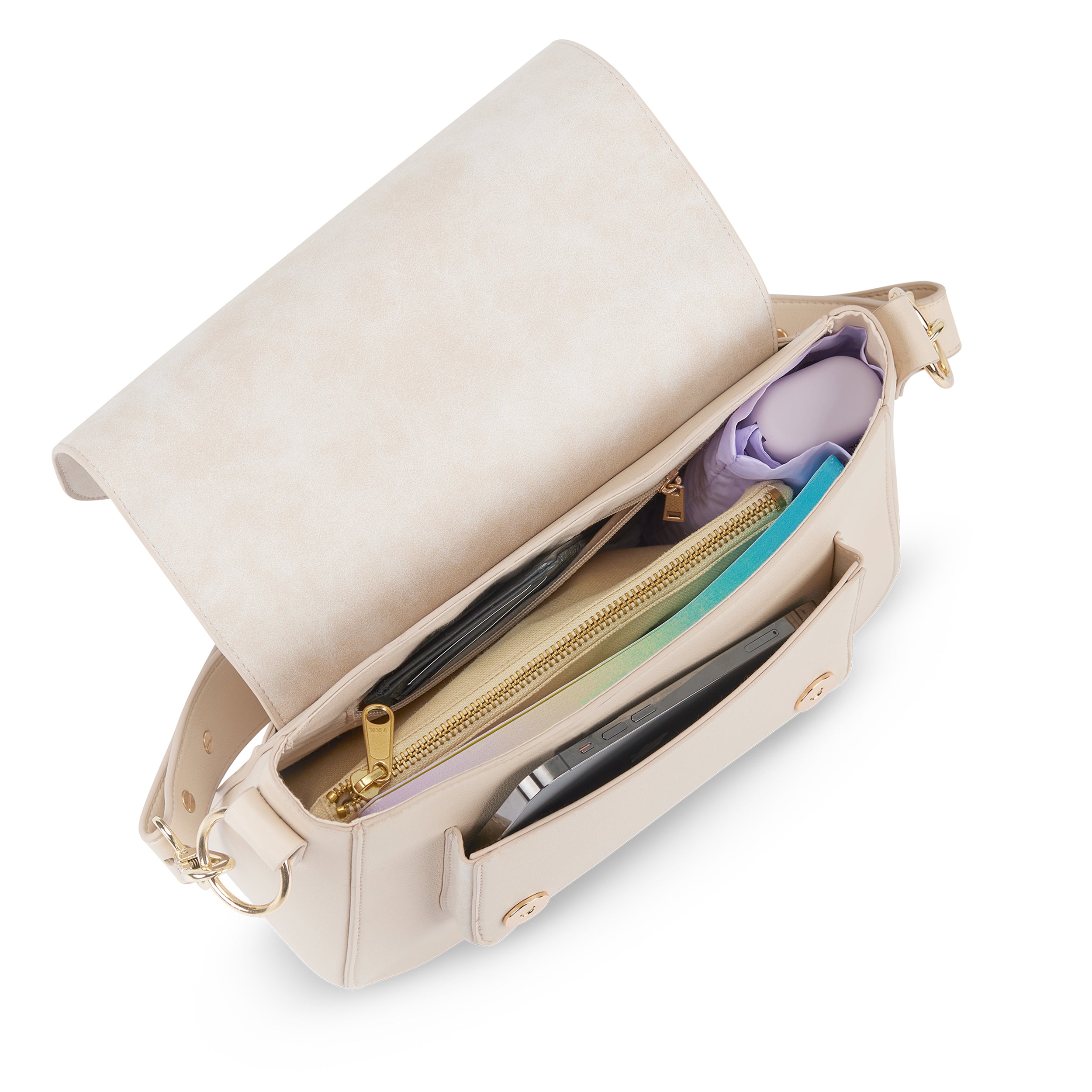 Beige Saddle Bag Louise Large mit geöffnetem Klappdeckel, zeigt Innenfach mit Reißverschlusstasche, Smartphone und anderen persönlichen Gegenständen