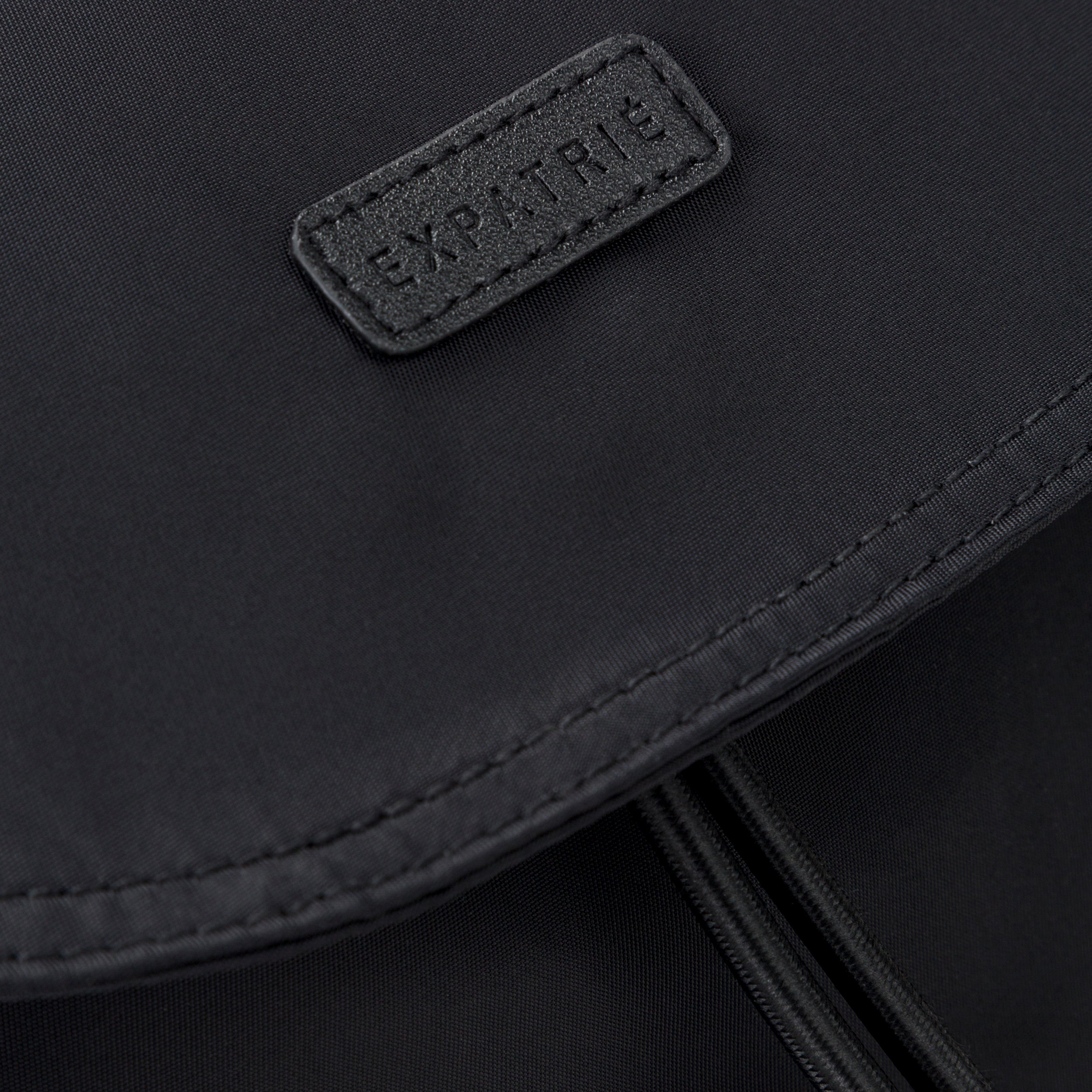 Schwarzer Nylon Rucksack Clara mit Expatrié Logo auf dem Klappverschluss