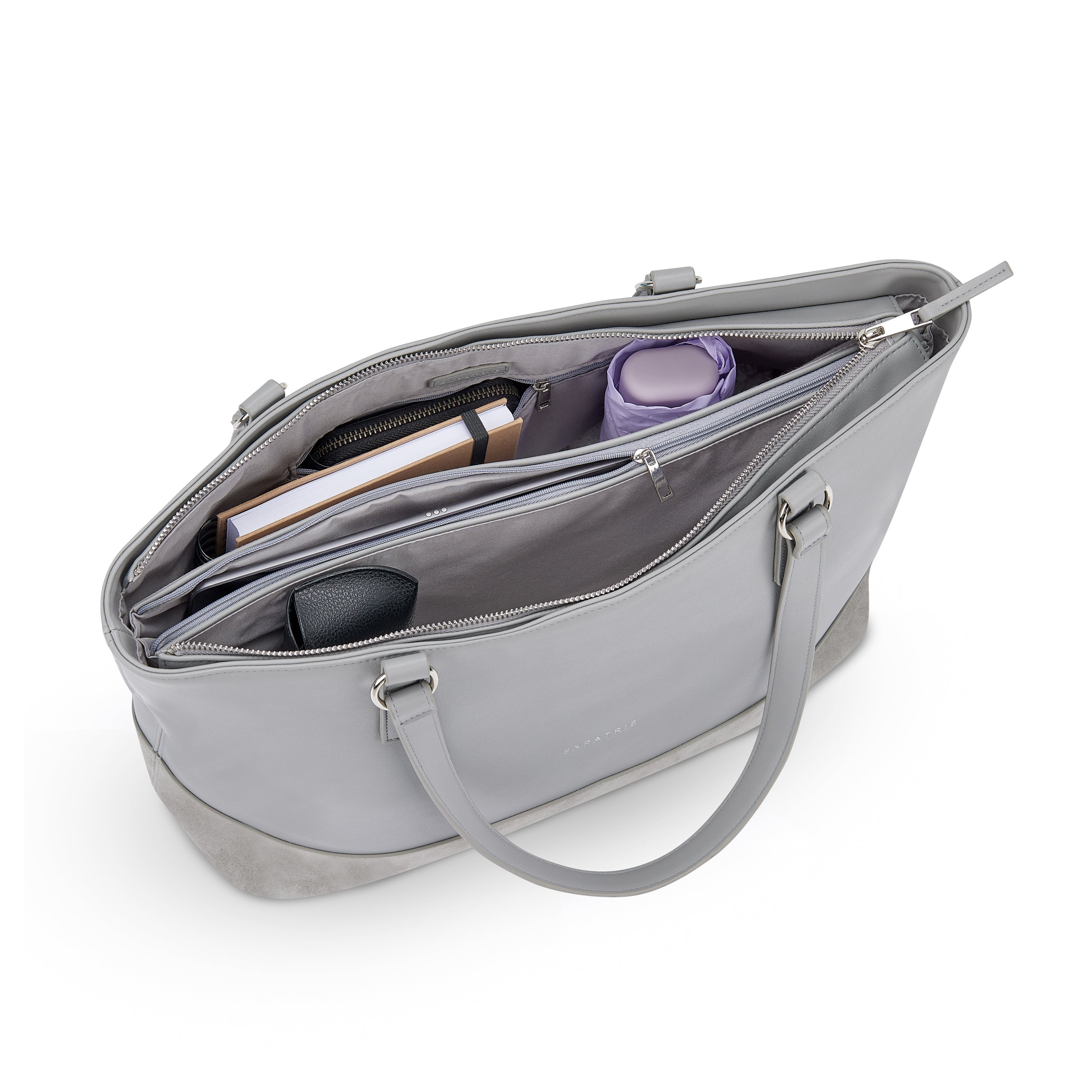 Graue Shopper Tasche Nicole aus Leder mit Reißverschluss geöffnet, zeigt Innenfächer mit Notizbuch, Geldbörse und Stoffrolle