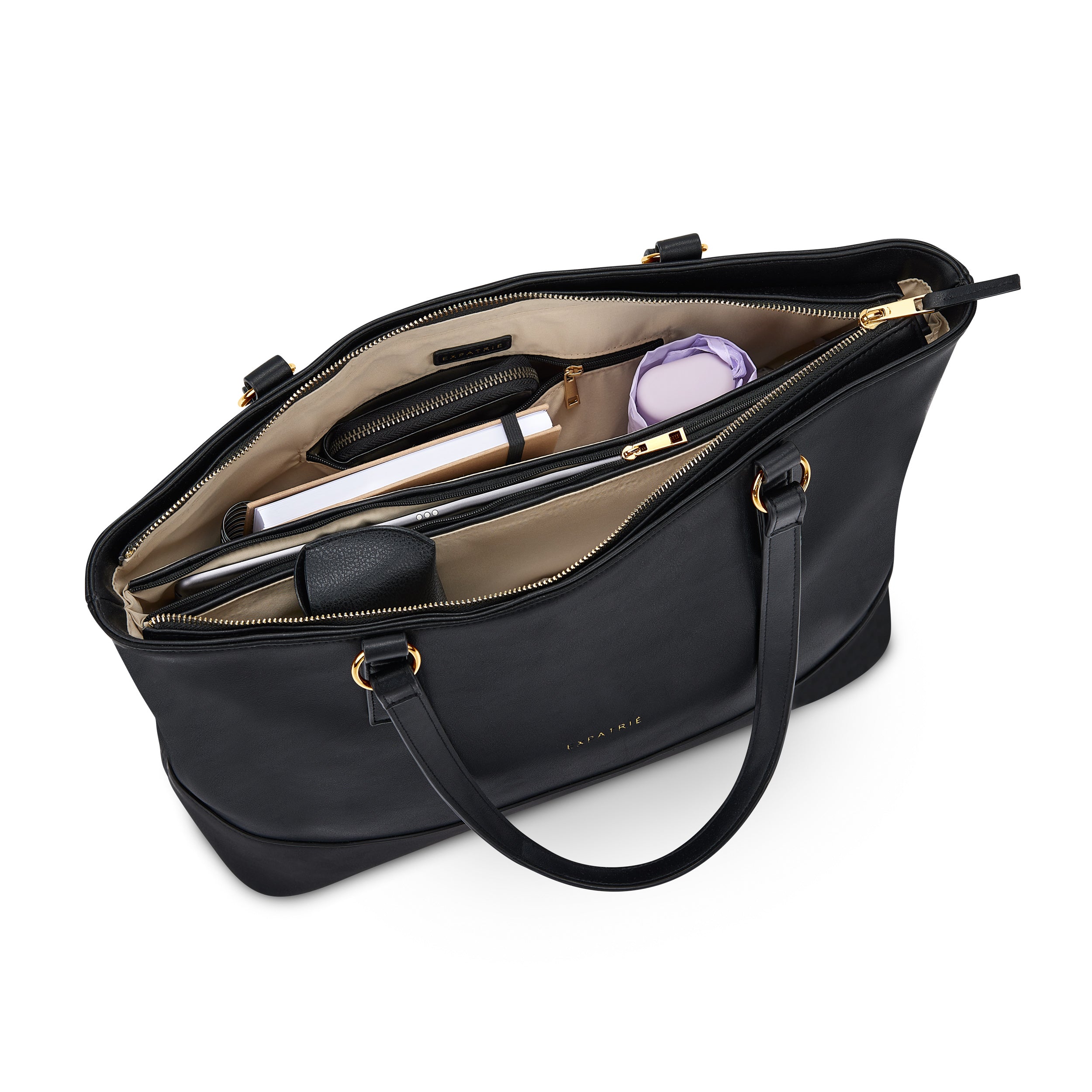 Große schwarze Shopper-Tasche 'Nicole' mit zwei Henkelgriffen, geöffnet und befüllt mit Notizbuch, Kosmetiktasche, Laptop und Stofftasche