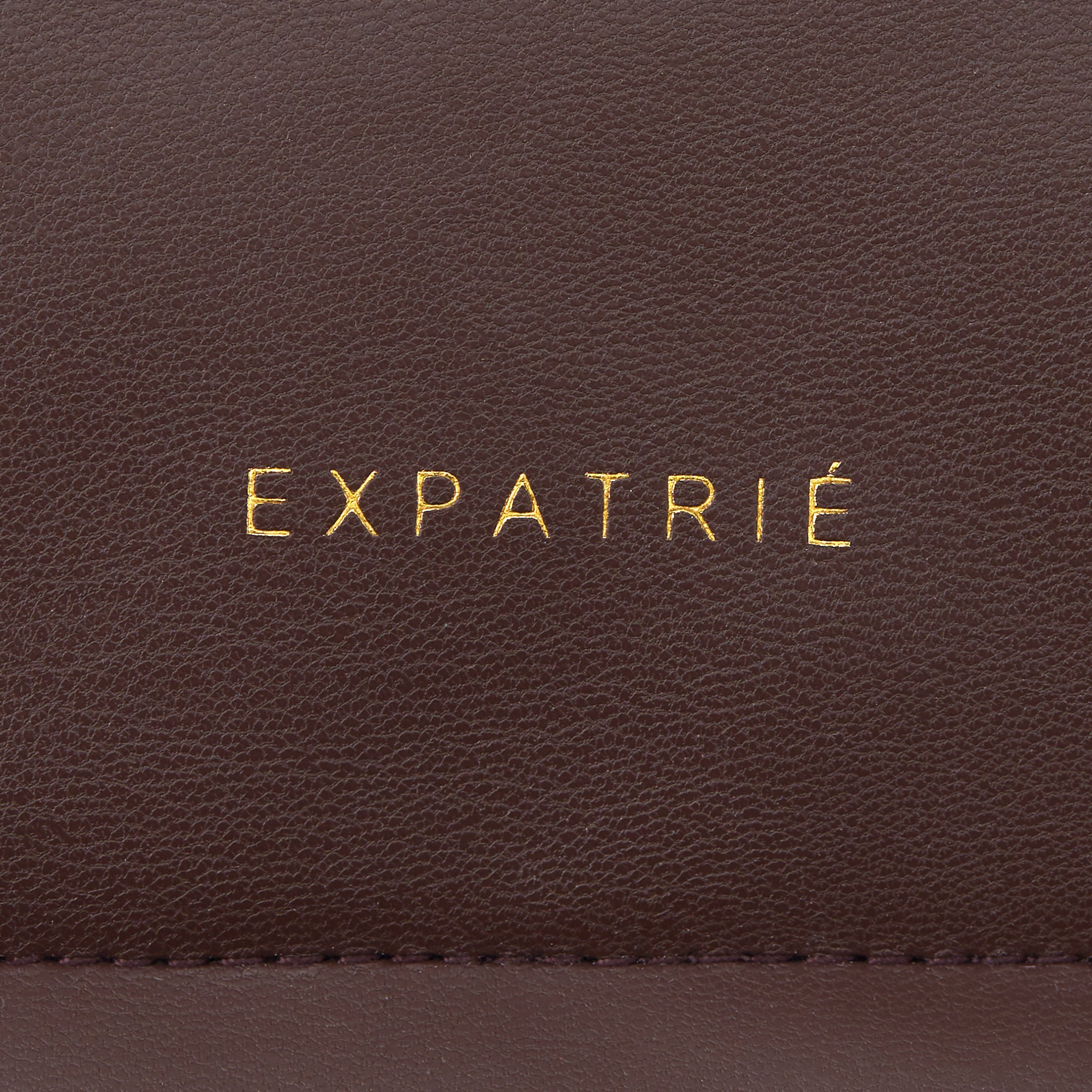 Braune Umhängetasche Zoe Small aus Leder mit goldenem 'EXPATRIÉ' Logo