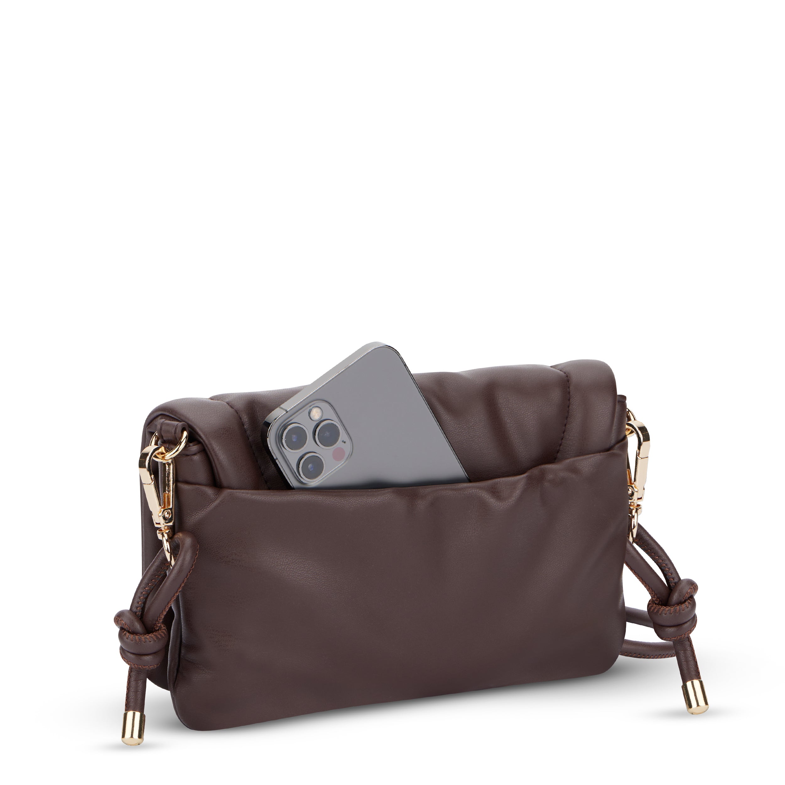 Umhängetasche Zoe Small in braun mit Vordertasche, in der ein Smartphone steckt
