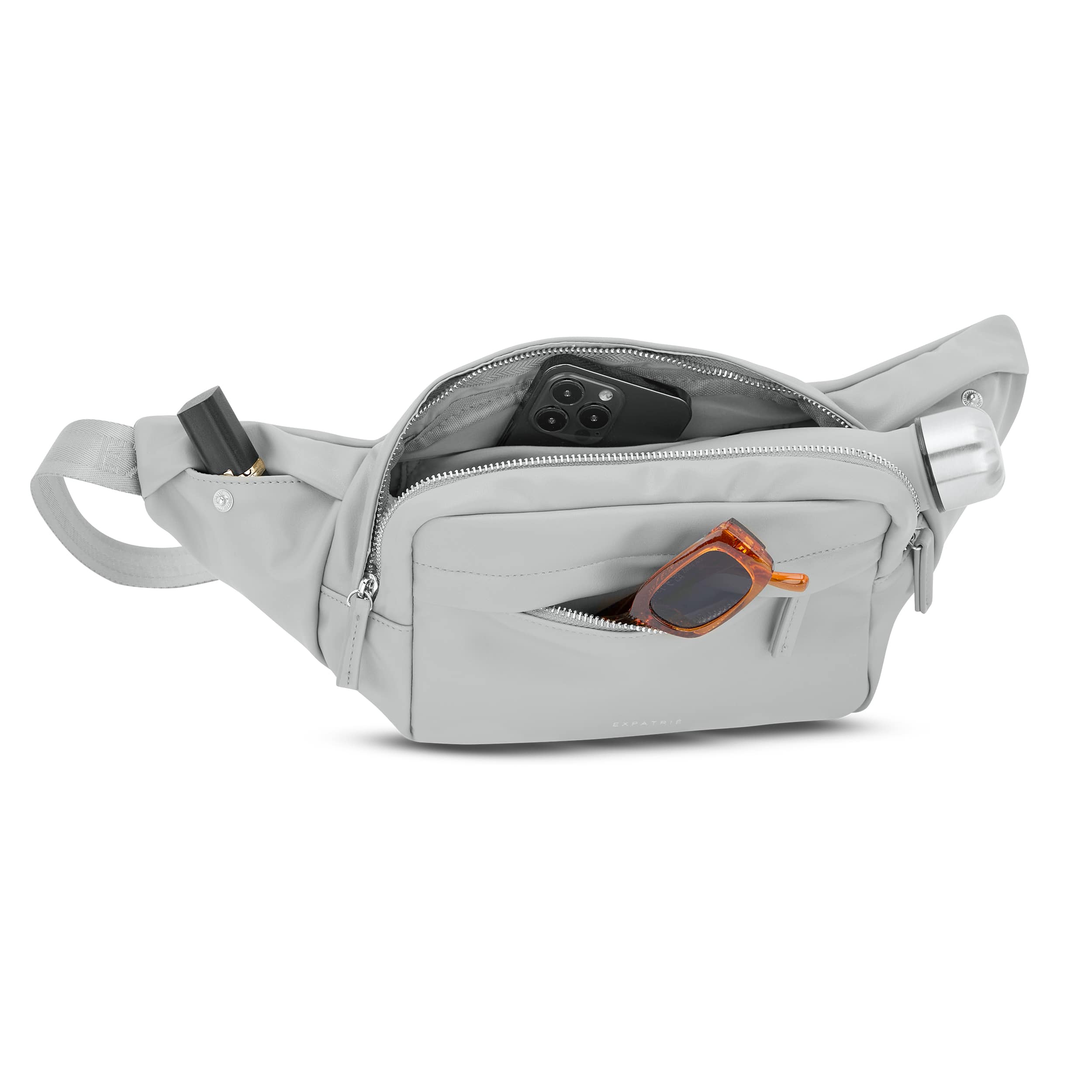 Graue Bauchtasche Justine PU aus Kunstleder mit mehreren Reißverschlusstaschen und Sonnenbrille in vorderer Tasche