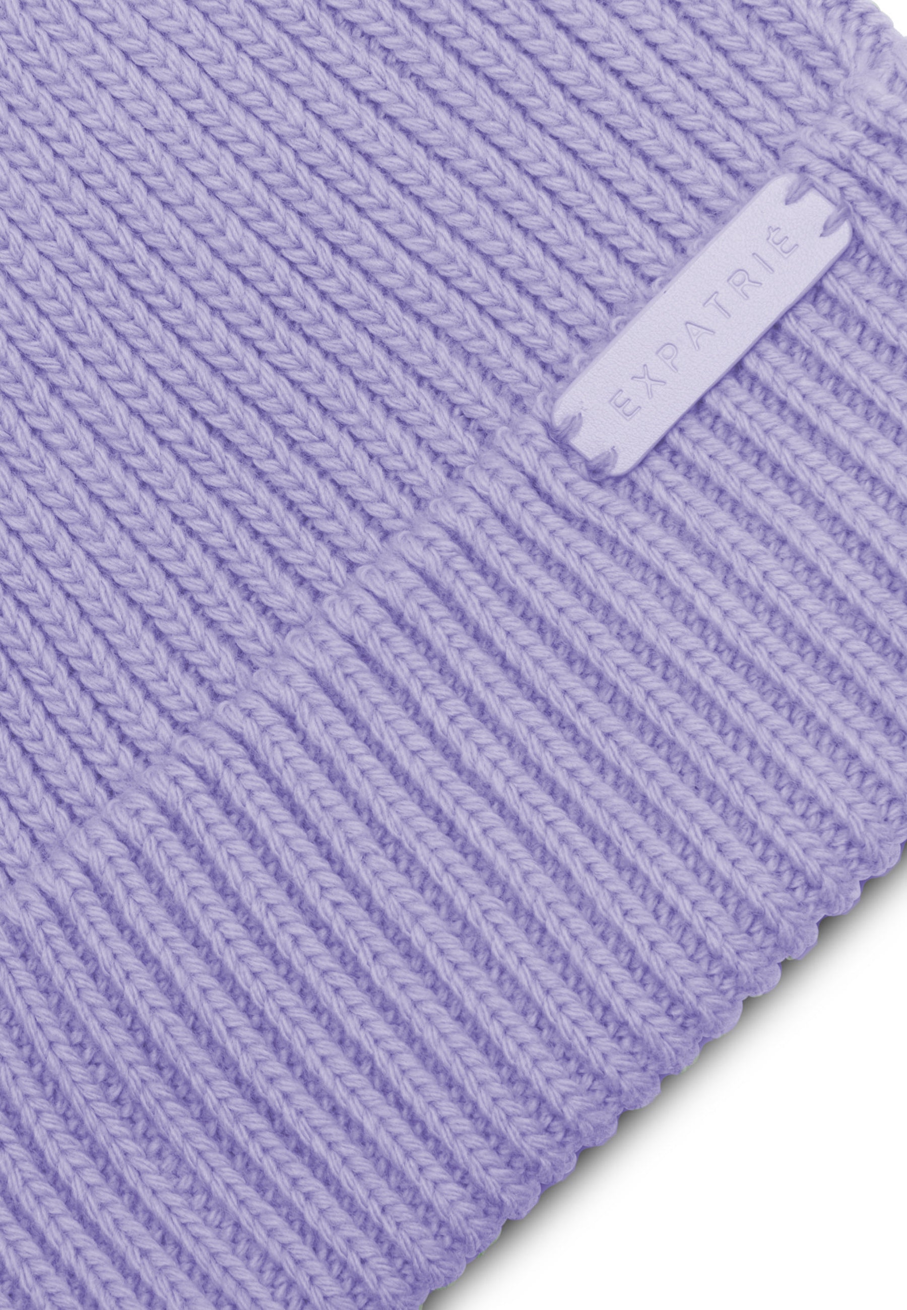 Strickmütze Luna in fliederfarben mit Umschlag und Expatrié-Logo