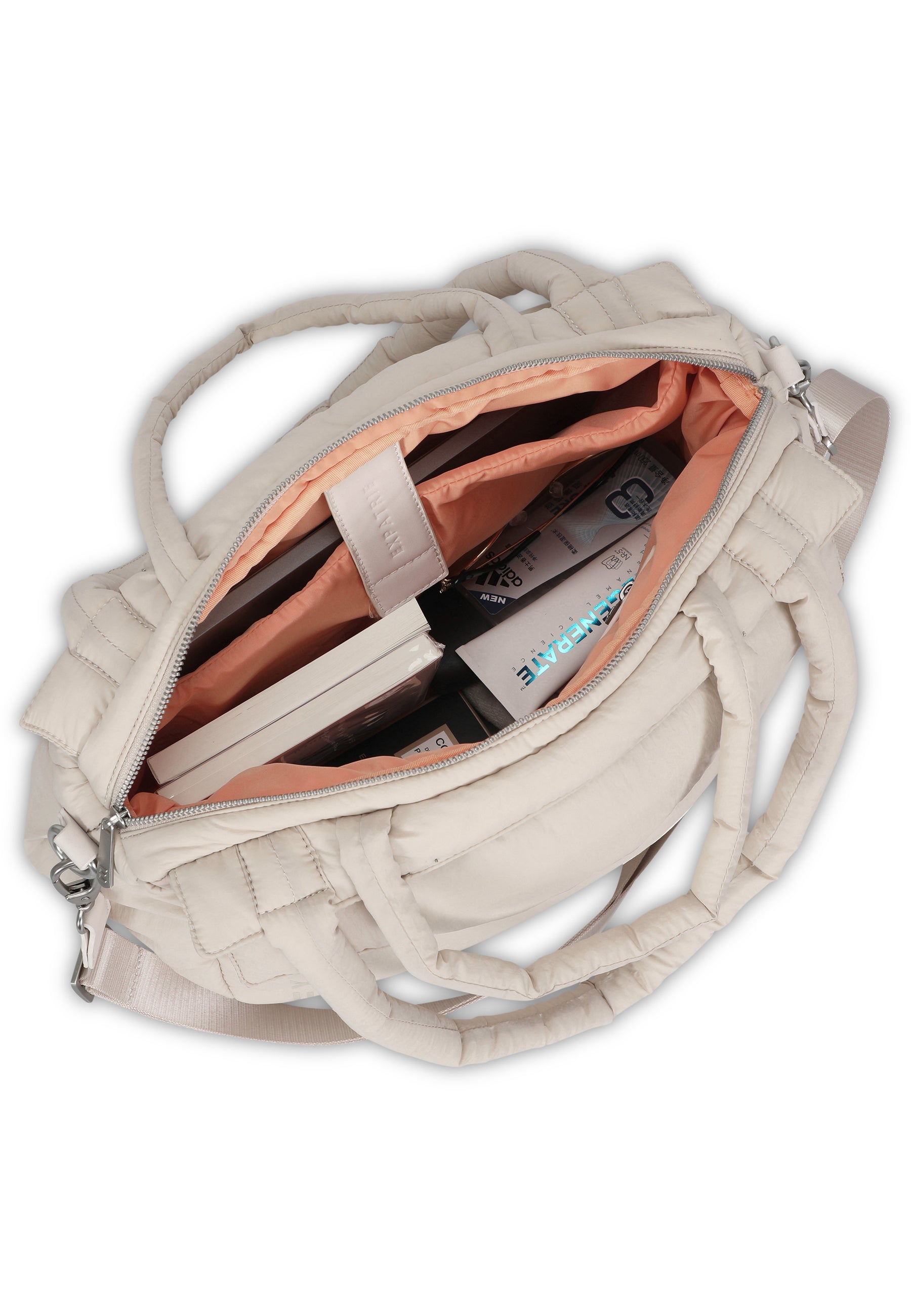 Beige POPPY Shopper Tasche mit offener Reißverschlusstasche und orangem Innenfutter, gefüllt mit Büchern und Boxen