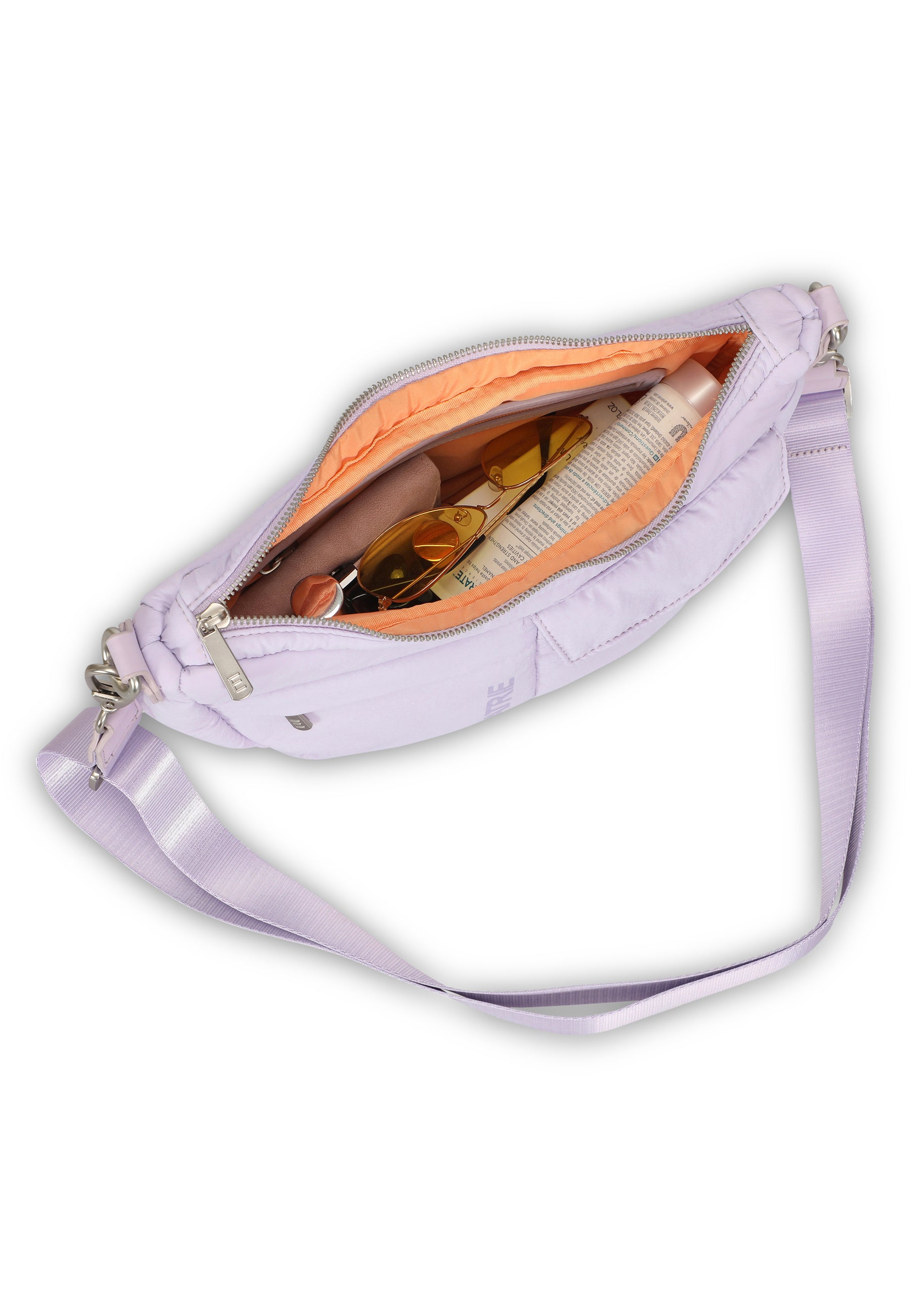 VIVY Half Moon Bag in Flieder mit orangem Innenfutter, geöffnet mit sichtbaren Sonnenbrillen, Flasche und anderen Gegenständen