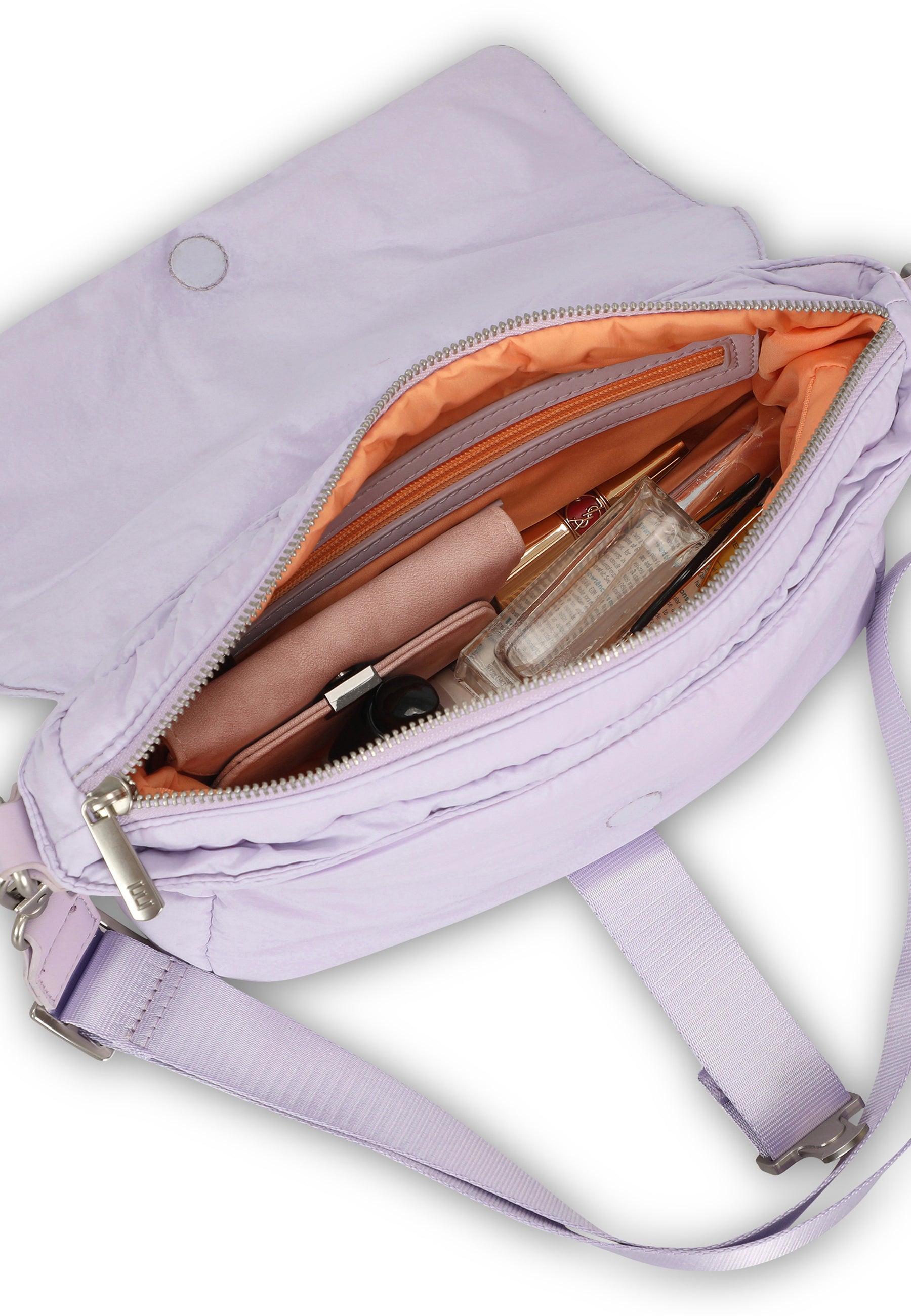 Fliederfarbene BOBBY Handtasche mit geöffnetem Reißverschluss und oranger Innenausstattung, gefüllt mit Kosmetikartikeln