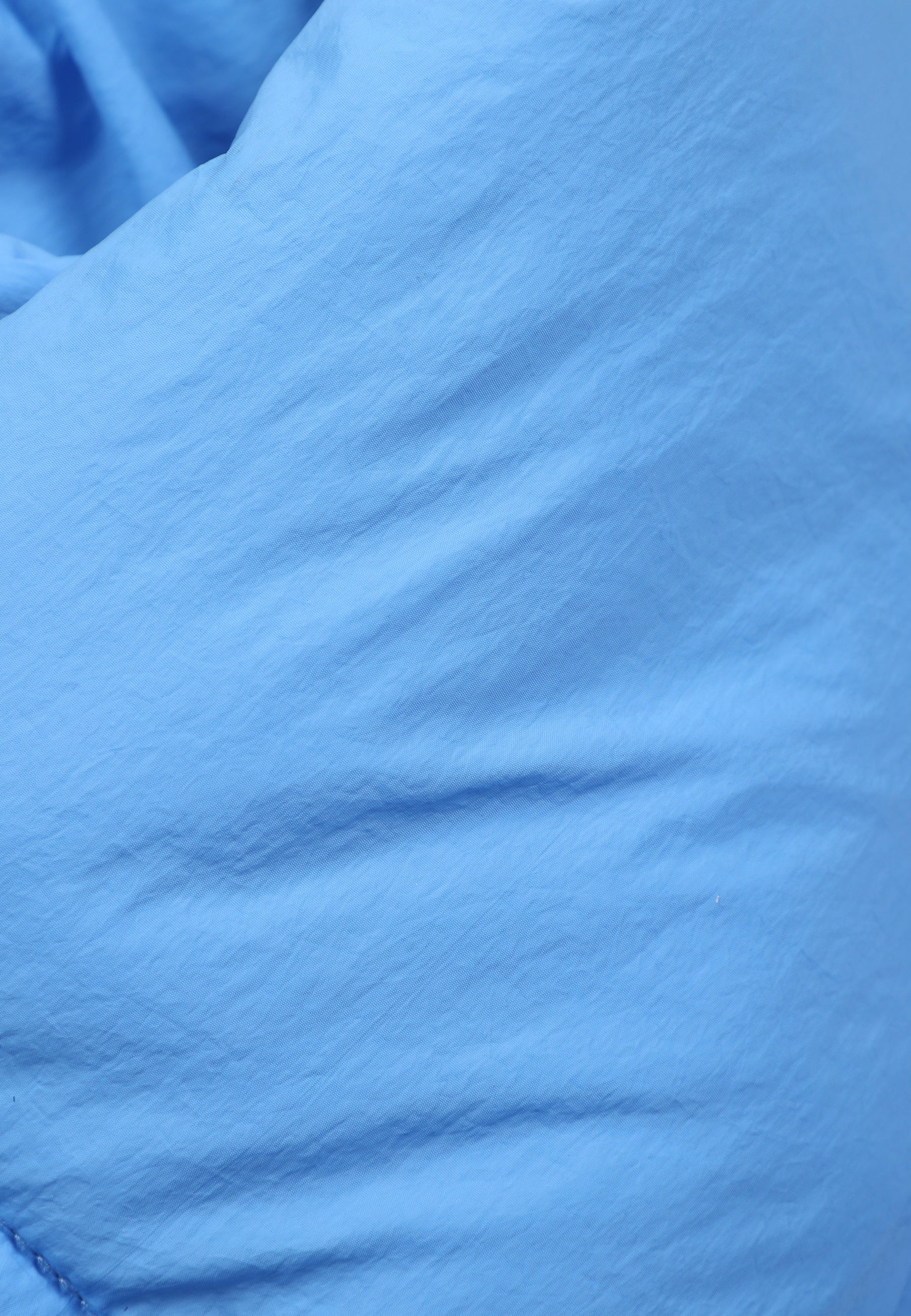 Blauer, gepuffter Schal aus leichter Textilie