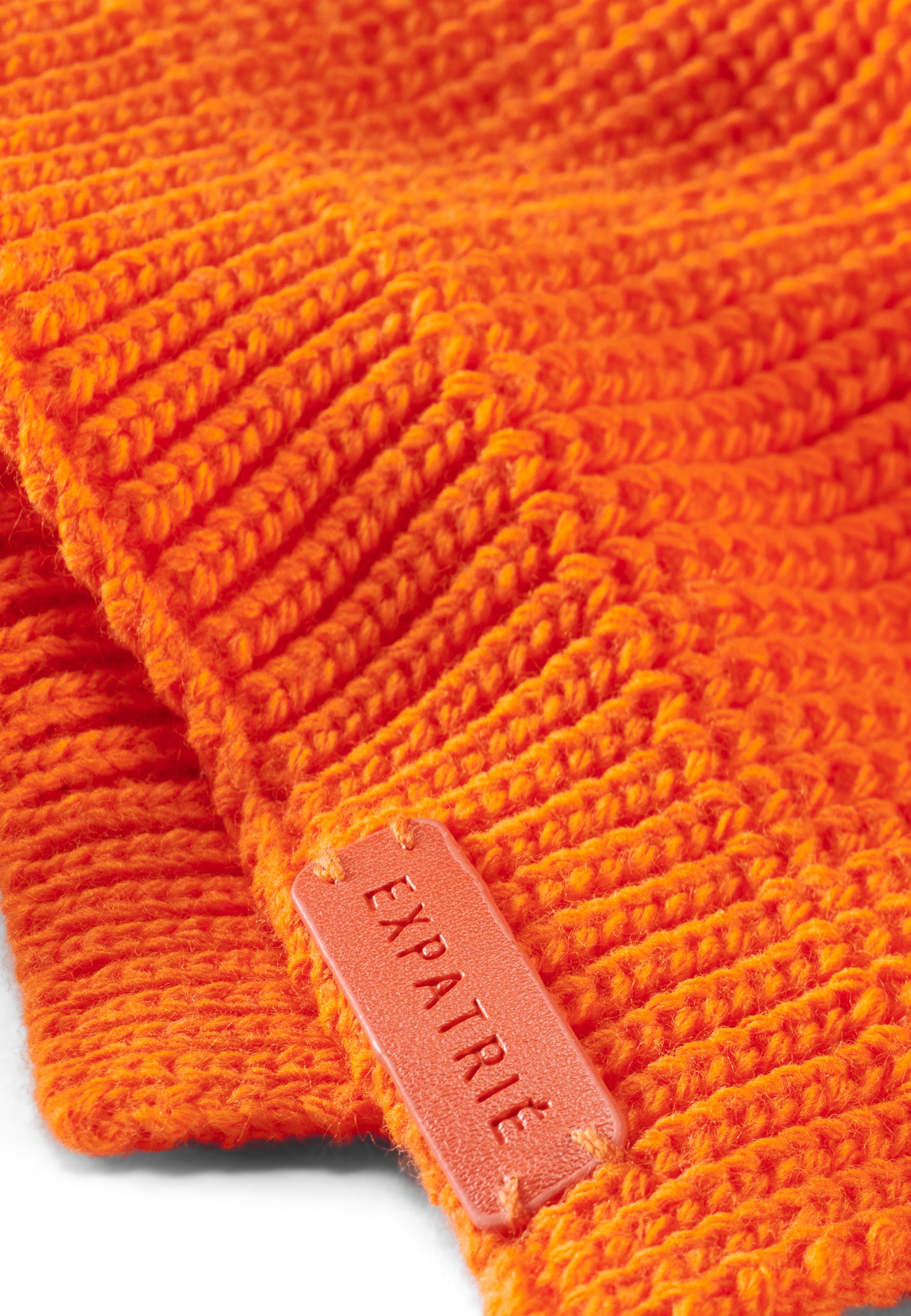 NIA gestrickter orangener Schal mit geripptem Muster und Expatrié Markenetikett