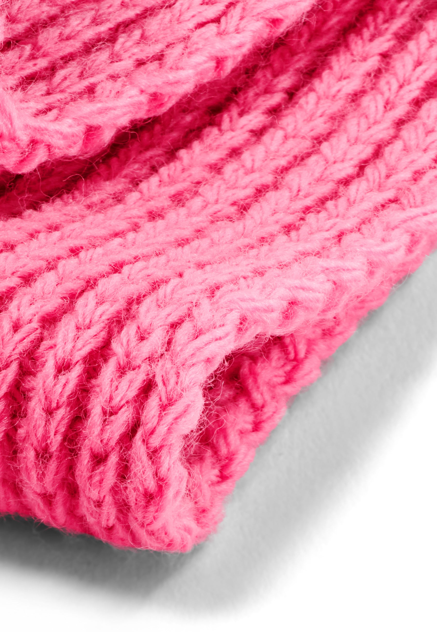 Nahaufnahme eines gestrickten rosa-pinken Damen-Schals vom Modell NIA