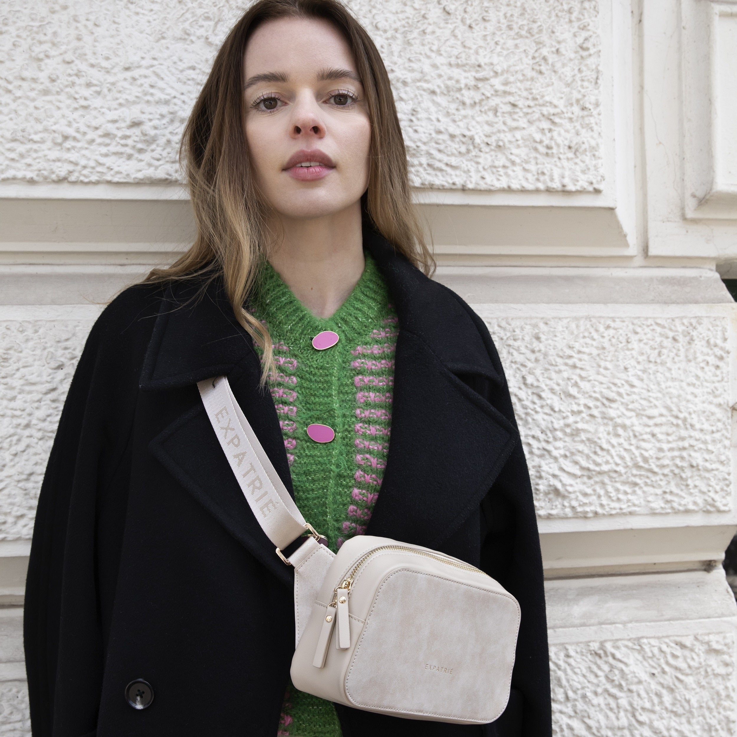 Fleur Umhängetasche in hellem Beige aus Veloursleder mit breitem Träger und goldfarbenen Reißverschlüssen