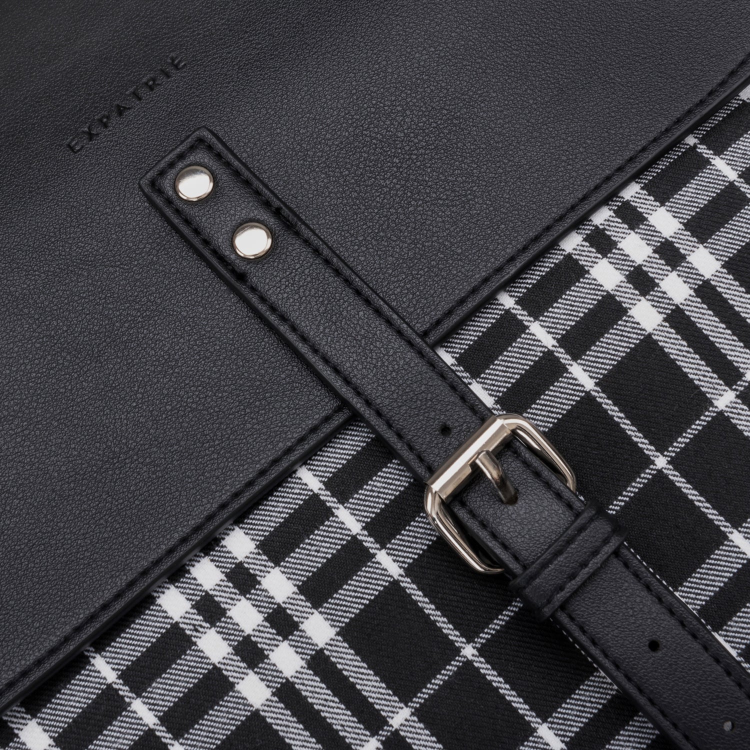 Schwarzer Canvas- und Leder-Rucksack Anouk mit silberner Schnalle und schwarz-weiß kariertem Muster