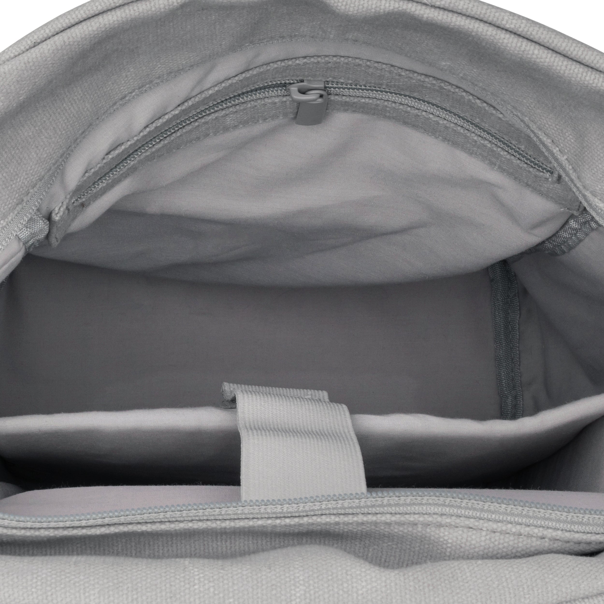Innenansicht des grauen Rucksack Ella mit Reißverschlusstasche und gepolstertem Laptopfach
